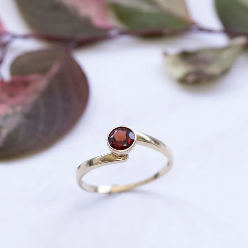 14K Yellow Gold Round Red Garnet 5mm Ring