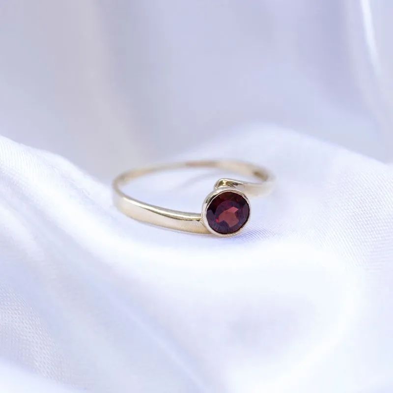 14K Yellow Gold Round Red Garnet 5mm Ring