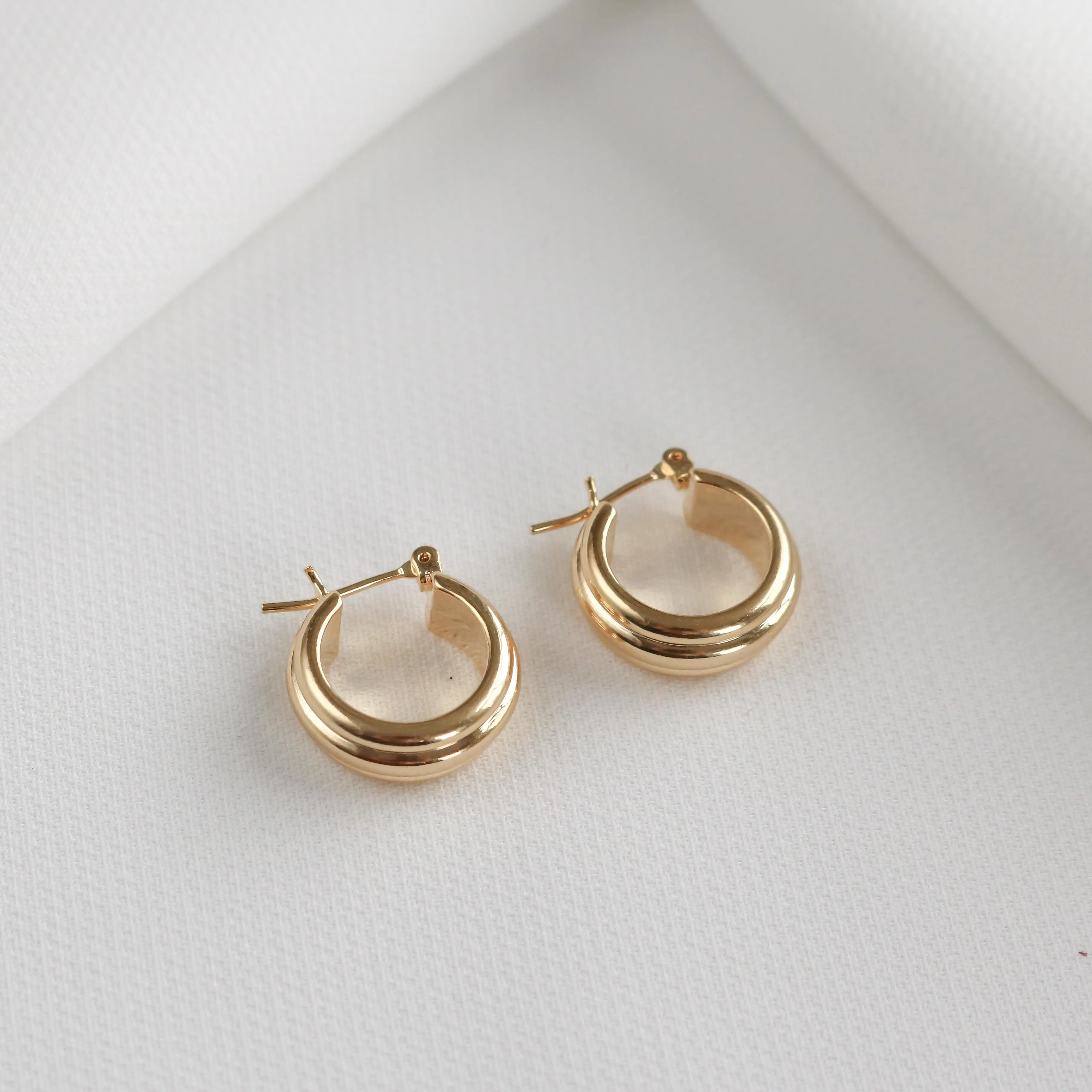 Hera Ribbed Hoop Earrings