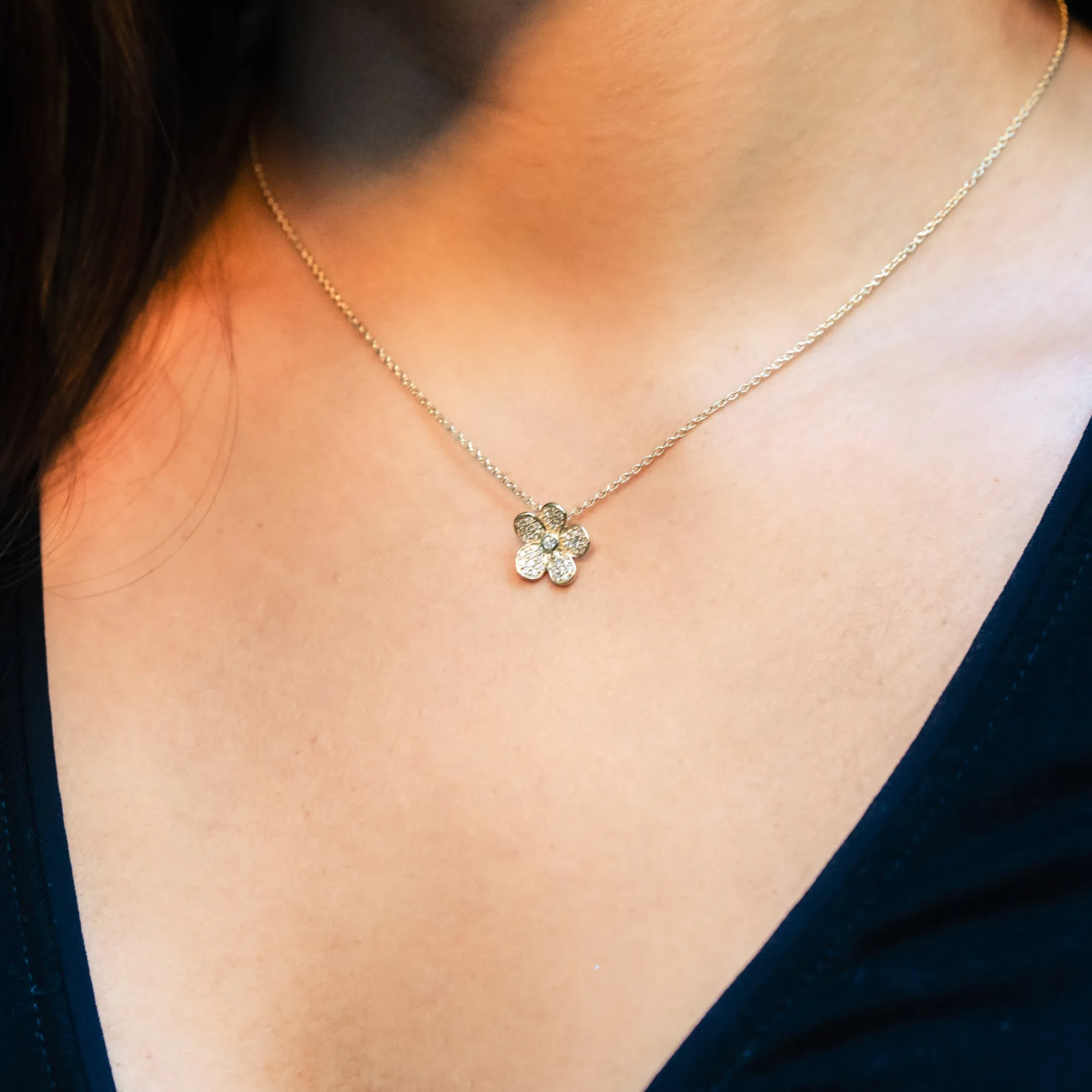 Medium Florette Single Pendant Necklace in Pavé Diamonds