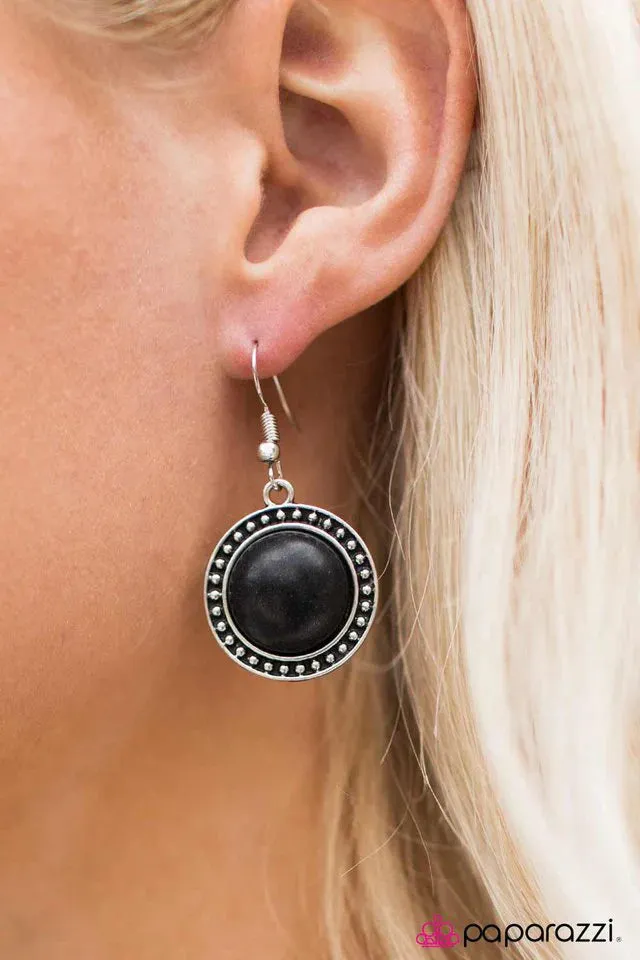 Paparazzi Earring ~ Hit The Ground Running - Black